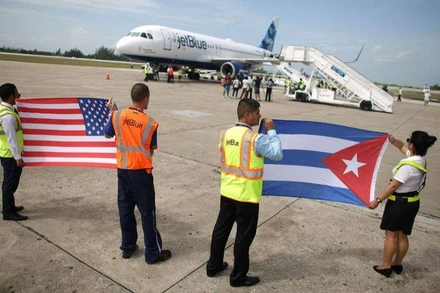 Nhân viên mặt đất cầm cờ Mỹ và Cuba đón chuyến bay thương mại đầu tiên giữa hai nước trong hơn 50 năm, tại Sân bay quốc tế Abel Santamaria của Cuba, ngày 31/8/2016. (Ảnh: Reuters)