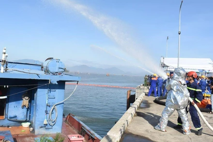 Lực lượng chức năng phối hợp xử lí các tình huống diễn tập.