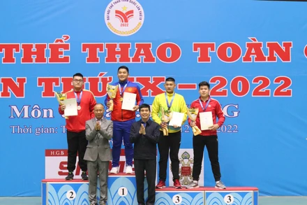 Ban Tổ chức trao huy chương cho các vận động viên.