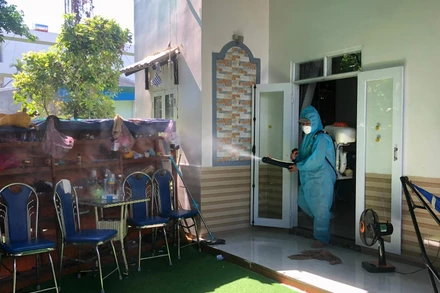 Phun hóa chất diệt muỗi tại ổ dịch trên địa bàn thành phố Quảng Ngãi.