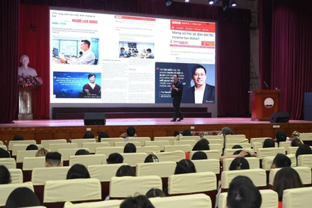 Hơn 100 sinh viên tham gia buổi chia sẻ tri thức tại Học viện Báo chí và Tuyên truyền. 