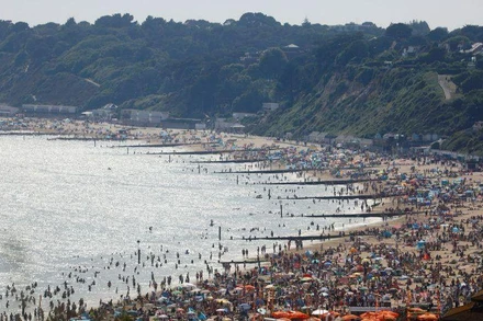 Người dân đổ về bãi biển Bournemouth, Anh, để giải nhiệt trong thời tiết nắng nóng cao điểm của tháng 6/2022. (Ảnh: Reuters)
