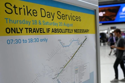 Thông báo về lịch trình chuyến tàu tại nhà ga Waterloo tại London, ngày 18/8, khi nhân viên của mạng lưới đường sắt quốc gia tham gia đình công. (Ảnh: Reuters)
