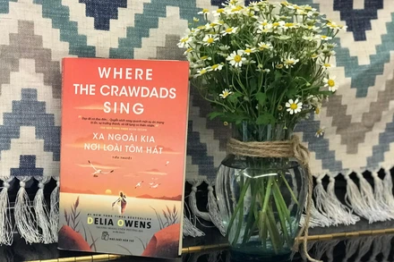 “Xa ngoài kia nơi loài tôm hát” của Delia Owens. (Ảnh: Cao Hải Giang)
