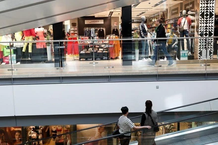 Bên trong một trung tâm thương mại ở Budapest, Hungary, ngày 28/4. (Ảnh: Reuters)