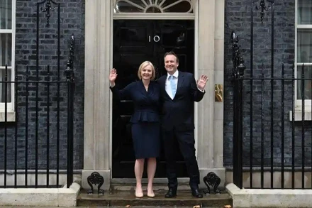 Thủ tướng Anh Liz Truss và Phu quân Hugh O’Leary tại số 10 phố Downing. (Ảnh: EPA) 