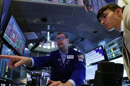 Các nhà giao dịch tại Sàn giao dịch chứng khoán New York, Mỹ, ngày 11/7. (Ảnh: Reuters)