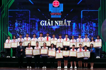 Các tác giả nhận giải Nhất tại buổi lễ.