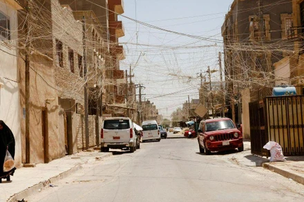 Người phụ nữ đi dọc theo một con phố tại thủ đô Baghdad, ngày 20/7. (Ảnh: Reuters)