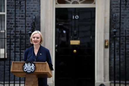 Bà Liz Truss phát biểu trước số 10 phố Downing, ngày 20/10. (Ảnh: Reuters)