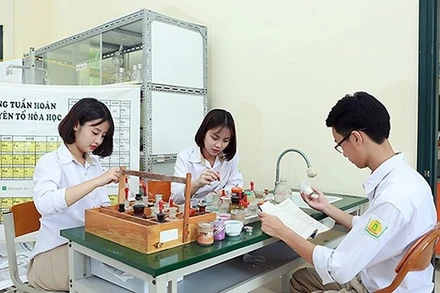 Trường THPT Phan Huy Chú, quận Đống Đa (Hà Nội) là một trong những trường chuyển sang tự chủ tài chính thành công. (Trong ảnh: Giờ thực hành của học sinh Trường THPT Phan Huy Chú.) (Ảnh: HÀ THU)