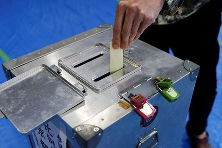 Cử tri đi bỏ phiếu tại Tokyo, ngày 10/7. (Ảnh: Reuters)