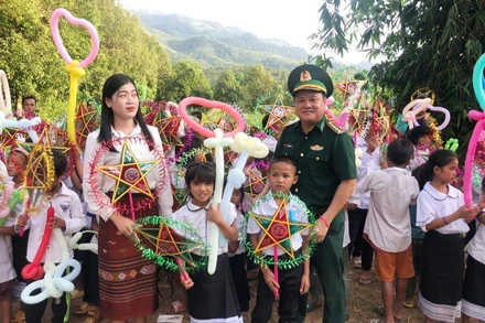 Các cháu cùng nhận quà Trung thu.