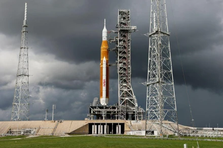 Hệ thống phóng không gian (SLS) và tàu vũ trụ Orion tại Trung tâm Vũ trụ Kennedy ở bang Florida, Mỹ. (Ảnh: Reuters)