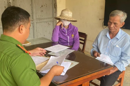 Đọc lệnh bắt tạm giam bị can Trần Tấn Hùng.