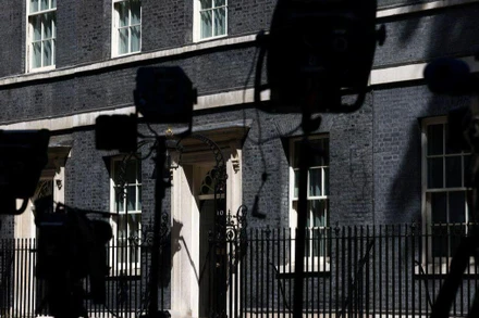 Phía bên ngoài số 10 Phố Downing sau khi Thủ tướng Boris Johnson từ chức. (Ảnh: Reuters)