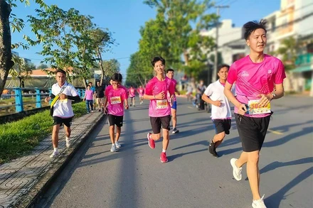 Các vận động viên tham gia Giải Marathon Đất Sen hồng Đồng Tháp 2022 đang chạy trên địa bàn thành phố Cao Lãnh. (Ảnh: HỮU NGHĨA)