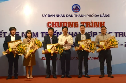 Đồng chí Lương Nguyễn Minh Triết, Ủy viên dự khuyết Trung ương Đảng, Phó Bí thư Thường trực Thành ủy, Chủ tịch Hội đồng nhân dân thành phố trao tặng bằng khen cho 5 tập thể có thành tích xuất sắc trong triển khai thực hiện Chương trình hợp tác truyền thông.