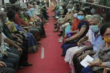 Người dân chờ tiêm vaccine tại TP Mumbai, Ấn Độ, năm 2021. (Ảnh: AP)