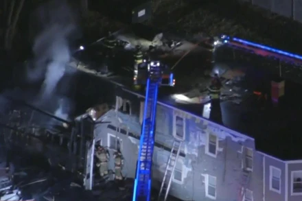 Lực lượng cứu nạn làm việc tại hiện trường. (Ảnh: Nbcboston)