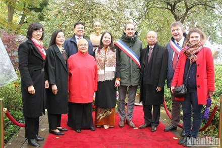 Các đại biểu chụp ảnh lưu niệm trước Tượng Bác Hồ.