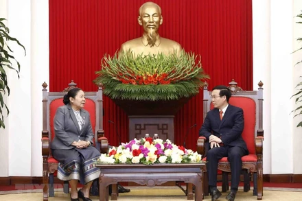 Đồng chí Võ Văn Thưởng tiếp đồng chí Sisay Leudetmounsone. (Ảnh: TTXVN)