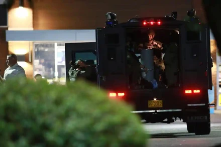 Cảnh sát đến hiện trường vụ nổ súng. (Ảnh: EPA)