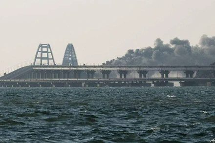 Khói bốc lên sau khi một xe tải nổ tung trên cầu Crimea. (Ảnh: Reuters)