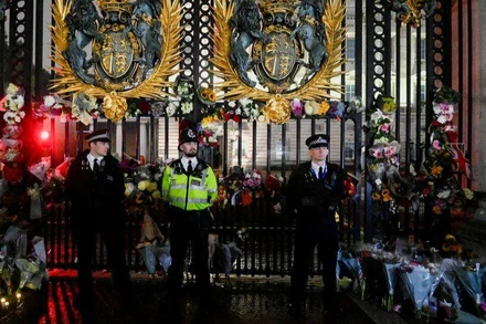 Cổng vào Cung điện Buckingham sau khi Nữ hoàng qua đời. (Ảnh: Reuters)