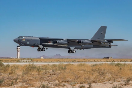 Máy bay B-52 Stratofortress cất cánh từ căn cứ không quân Edwards, bang California, chở theo một Vũ khí phản ứng nhanh phóng trên không (ARRW), ngày 14/5/2022. (Ảnh: Không quân Mỹ)