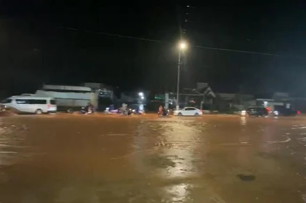 Quốc lộ 20 bị ngập sau trận mưa lớn vào chiều tối 23/9.