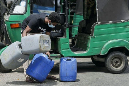 Giá dầu diesel sẽ giảm 20 rupee/lít và giá mới sẽ là 440 rupee. (Ảnh: Reuters)