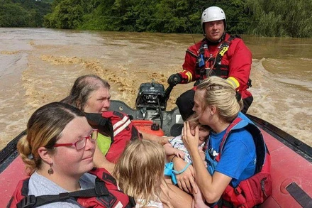 Đội cứu hộ sơ tán người dân khỏi nhà trên tuyến phố bị ngập tại Kentucky, ngày 28/7. (Ảnh: Reuters)