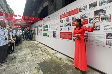 Các đại biểu ôn lại những ký ức hào hùng trong Ngày Giải phóng Thủ đô.