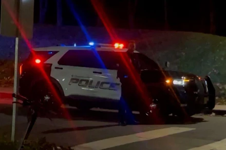 Cảnh sát truy lùng nghi phạm trong vụ nổ súng tại Đại học Virginia, ngày 13/11. (Ảnh: Reuters)