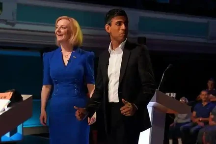 Bà Liz Truss và ông Rishi Sunak trước khi bước vào vòng tranh luận. (Ảnh: Reuters)