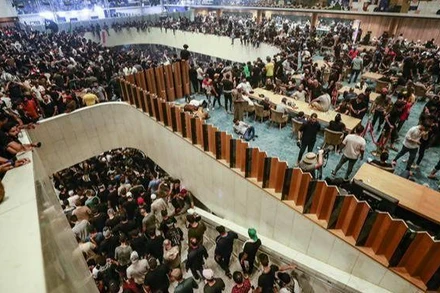 Người biểu tình ủng hộ giáo sĩ Hồi giáo dòng Shiite Moqtada al-Sadr xông vào tòa nhà Quốc hội Iraq ở thủ đô Baghdad, ngày 30/7/2022. (Ảnh: AFP/TTXVN)