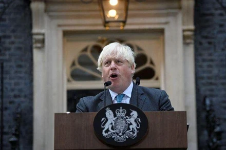 Ông Boris Johnson có bài phát biểu từ chức bên ngoài số 10 phố Downing, London. (Ảnh: Reuters)