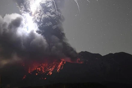 Núi lửa Sakurajima tại tỉnh Kagoshima tiếp tục phun trào trong ngày 25/7. (Ảnh: Reuters)