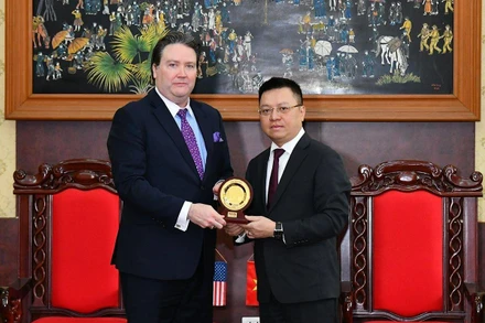 Tổng Biên tập Lê Quốc Minh tặng Đại sứ Knapper quà lưu niệm. (Ảnh: THỦY NGUYÊN)