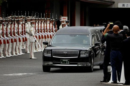 Sau lễ tang NGÀY 12/7, xe chở linh cữu của cố Thủ tướng Abe đi qua một số địa điểm từng gắn bó với cuộc đời chính trị của nhà lãnh đạo này ở thủ đô Tokyo. (Ảnh: Reuters)