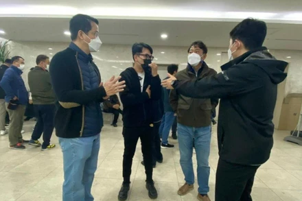 Đại diện Đại sứ quán Việt Nam tại Hàn Quốc làm việc với cảnh sát và các cơ quan chức năng sở tại. (Ảnh: Bộ Ngoại giao Việt Nam)