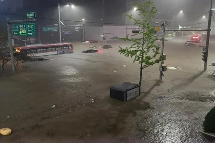 Những tuyến đường chính tại Daechidong, phía nam thủ đô, ngập hoàn toàn trong nước. (Ảnh: Yonhap)