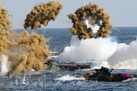 Tàu đổ bộ của hải quân Hàn Quốc nã đạn pháo trong cuộc tập trận tại Pohang. (Ảnh tư liệu: YONHAP/TTXVN)