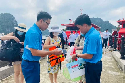Du khách lên đảo Cô Tô được hướng dẫn sử dụng túi đựng thân thiện với môi trường thay cho túi nylon và túi nhựa.
