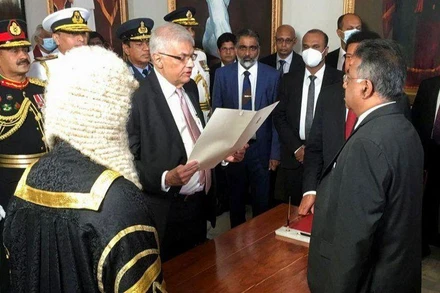 Ông Ranil Wickremesinghe tuyên thệ nhậm chức Tổng thống Sri Lanka tại Quốc hội Sri Lanka ở thủ đô Colombo, ngày 21/7/2022. (Ảnh: Reuters)