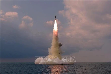 Một vụ phóng thử tên lửa đạn đạo kiểu mới từ tàu ngầm tại một địa điểm bí mật ở Triều Tiên. (Ảnh minh họa: AFP/TTXVN)