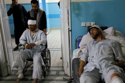 Những người bị thương sau vụ đánh bom gần cổng vào Đại sứ quán Nga tại Afghanistan. (Ảnh: Reuters)