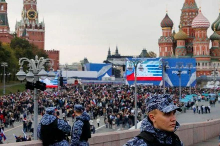 Lực lượng thực thi pháp luật Nga đứng gác trong lúc người dân tiến về Quảng trường Đỏ để chứng kiến lễ ký thỏa thuận. (Ảnh: Reuters)