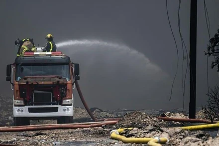 Tối 9/8 (giờ địa phương), lực lượng cứu hỏa Cuba đã khống chế được đám cháy ở kho chứa nhiên liệu bên Vịnh Matanzas. (Ảnh: Reuters)